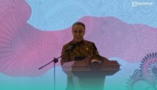 Anggota Dewan Komisioner Otoritas Jasa Keuangan (OJK) RI, Dicky Kartikoyono, saat sambutan di acara pengukuhan kepala OJK Jember (Foto: Fadli/Frensia). 
