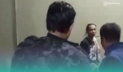 Pelaku saat ditangkap basah oleh warga setempat di salah satu masjid di SPBU Kecamatan Sumberbaru (Foto: Tangkapan layar).
