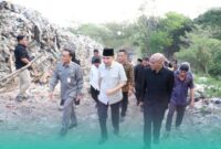 Bupati Jember, Muhammad Fawait, saat melakukan sidak di TPA Kecamatan Pakusari, Jember (Foto: Diskominfo Jember). 