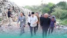 Bupati Jember, Muhammad Fawait, saat melakukan sidak di TPA Kecamatan Pakusari, Jember (Foto: Diskominfo Jember). 