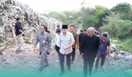 Bupati Jember, Muhammad Fawait, saat melakukan sidak di TPA Kecamatan Pakusari, Jember (Foto: Diskominfo Jember).