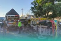 Pihak kepolisian satlantas Jember saat melakukan olah Tempat Kejadian Perkara (TKP) (Foto: Satlantas Polres Jember). 