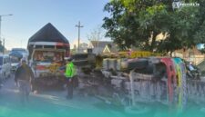 Pihak kepolisian satlantas Jember saat melakukan olah Tempat Kejadian Perkara (TKP) (Foto: Satlantas Polres Jember). 