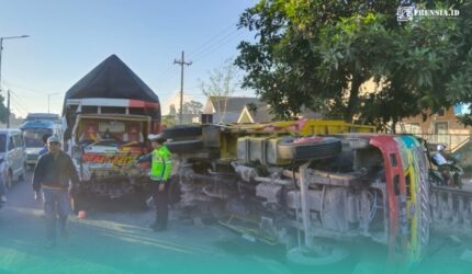 Pihak kepolisian satlantas Jember saat melakukan olah Tempat Kejadian Perkara (TKP) (Foto: Satlantas Polres Jember).