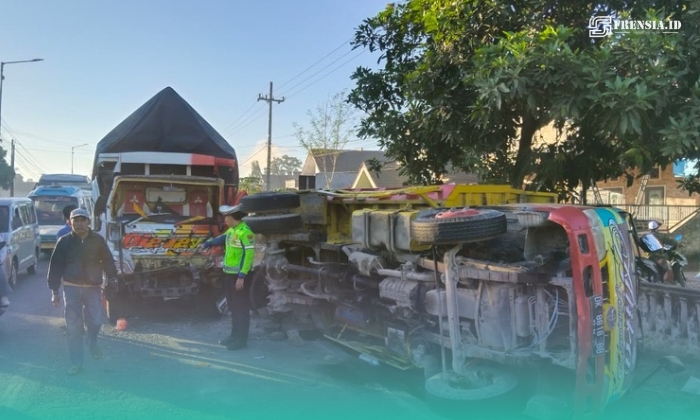 Pihak kepolisian satlantas Jember saat melakukan olah Tempat Kejadian Perkara (TKP) (Foto: Satlantas Polres Jember). 