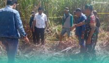 Pihak kepolisian Polsek Ajung dan Tim Inafis Polres Jember saat melakukan olah TKP (Foto: Istimewa). 