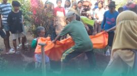 Warga Ajung saat mengubur tengkorak manusia di Tempat Pemakaman Umum (TPU) setempat (Foto: Istimewa). 