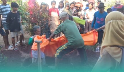 Warga Ajung saat mengubur tengkorak manusia di Tempat Pemakaman Umum setempat (Foto: Istimewa).