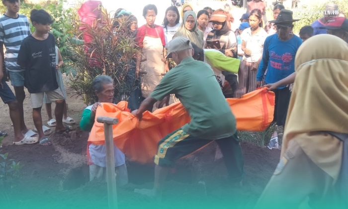 Warga Ajung saat mengubur tengkorak manusia di Tempat Pemakaman Umum (TPU) setempat (Foto: Istimewa). 