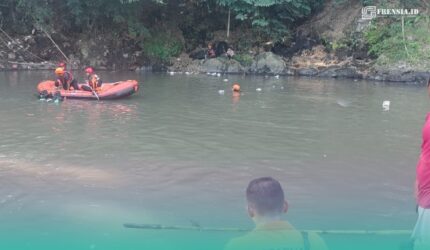 Tim SAR gabungan dan Basarnas saat mencari korban yang telah tenggelam (Foto: Istimewa).