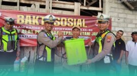 Gambar Hari Bhayangkara ke-80, Satlantas Polresta Banyuwangi Salurkan Bantuan Alat Pertanian untuk Petani Jagung (Sumber: Istimewa)