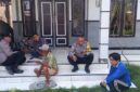Pihak Kepolisan dan warga saat setelah mengevakuasi korban (Foto: Istimewa). 