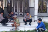 Pihak Kepolisan dan warga saat setelah mengevakuasi korban (Foto: Istimewa). 