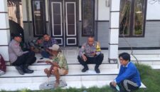 Pihak Kepolisan dan warga saat setelah mengevakuasi korban (Foto: Istimewa). 