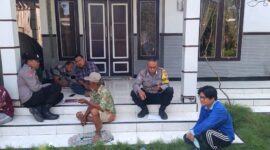 Pihak Kepolisan dan warga saat setelah mengevakuasi korban (Foto: Istimewa). 