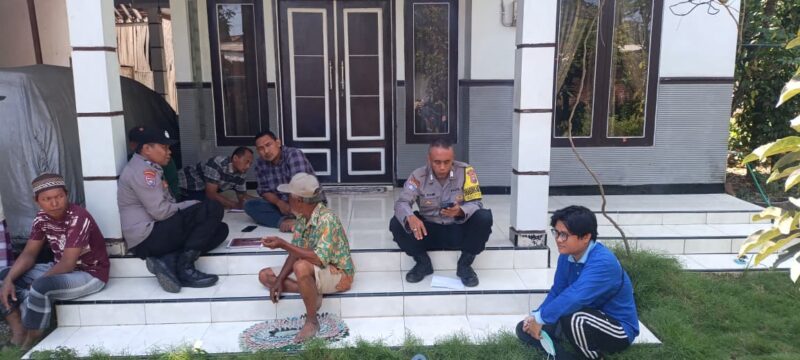 Pihak Kepolisan dan warga saat setelah mengevakuasi korban (Foto: Istimewa). 
