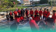 Gambar Peringati Bulan Bung Karno, Kader PDI Perjuangan Banyuwangi Nyekar dan Doa Bersama di Taman Makam Pahlawan (Sumber: Istimewa)