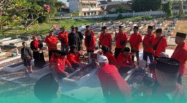 Gambar Peringati Bulan Bung Karno, Kader PDI Perjuangan Banyuwangi Nyekar dan Doa Bersama di Taman Makam Pahlawan (Sumber: Istimewa)