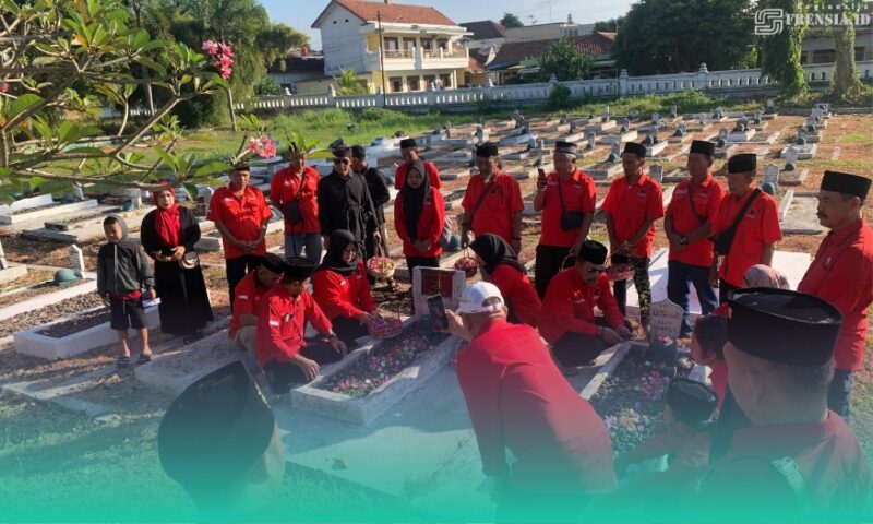 Gambar Peringati Bulan Bung Karno, Kader PDI Perjuangan Banyuwangi Nyekar dan Doa Bersama di Taman Makam Pahlawan (Sumber: Istimewa)