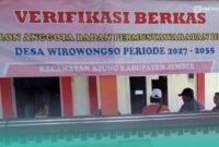 Suasana balai Desa Wirowongso, Kecamatan Ajung, Jember, saat diprotes warga terkait oknum PPPK yang lolos seleksi BPD (Foto: Istimewa). 