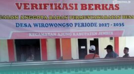 Suasana balai Desa Wirowongso, Kecamatan Ajung, Jember, saat diprotes warga terkait oknum PPPK yang lolos seleksi BPD (Foto: Istimewa). 