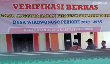 Suasana balai Desa Wirowongso saat diprotes warga terkait oknum PPPK yang lolos seleksi BPD (Foto: Istimewa).