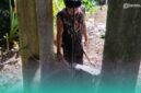 Tiyo Riski Setiawan, Adik Ketua RT Dusun Bunder, Desa Sumber Pinang, Kecamatan  Pakusari, Jember, saat melihat kondisi sumur yang telah mengalami kekeringan (Foto: Fadli/Frensia). 