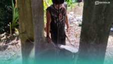 Tiyo Riski Setiawan, Adik Ketua RT Dusun Bunder, Desa Sumber Pinang, Kecamatan Pakusari, Jember, saat melihat kondisi sumur yang telah mengalami kekeringan (Foto: Fadli/Frensia).