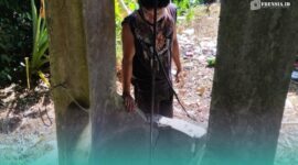 Tiyo Riski Setiawan, Adik Ketua RT Dusun Bunder, Desa Sumber Pinang, Kecamatan  Pakusari, Jember, saat melihat kondisi sumur yang telah mengalami kekeringan (Foto: Fadli/Frensia). 