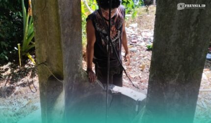 Tiyo Riski Setiawan, Adik Ketua RT Dusun Bunder, saat melihat kondisi sumur yang telah mengalami kekeringan (Foto: Fadli/Frensia).