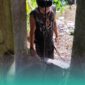 Tiyo Riski Setiawan, Adik Ketua RT Dusun Bunder, Desa Sumber Pinang, Kecamatan  Pakusari, Jember, saat melihat kondisi sumur yang telah mengalami kekeringan (Foto: Fadli/Frensia). 