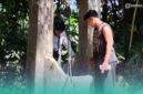 Tiyo Riski Setiawan, Adik Ketua RT Dusun Bunder, Desa Sumber Pinang, Kecamatan Pakusari, Jember, saat melihat kondisi sumur yang telah mengalami kekeringan (Foto: Fadli/Frensia). 