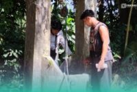 Tiyo Riski Setiawan, Adik Ketua RT Dusun Bunder, Desa Sumber Pinang, Kecamatan Pakusari, Jember, saat melihat kondisi sumur yang telah mengalami kekeringan (Foto: Fadli/Frensia).