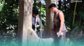 Tiyo Riski Setiawan, Adik Ketua RT Dusun Bunder, Desa Sumber Pinang, Kecamatan Pakusari, Jember, saat melihat kondisi sumur yang telah mengalami kekeringan (Foto: Fadli/Frensia). 