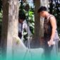 Tiyo Riski Setiawan, Adik Ketua RT Dusun Bunder, Desa Sumber Pinang, Kecamatan Pakusari, Jember, saat melihat kondisi sumur yang telah mengalami kekeringan (Foto: Fadli/Frensia). 