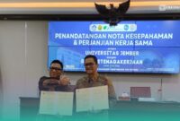 Direktur Utama BPJS Ketenagakerjaan, Saiful Hidayat (kiri) dan Rektor UNEJ, Iwan Taruna (kanan), di Aula Lantai 3 Gedung Rektorat (Foto: Fadli/Frensia). 