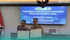 Direktur Utama BPJS Ketenagakerjaan, Saiful Hidayat (kiri) dan Rektor UNEJ, Iwan Taruna (kanan), di Aula Lantai 3 Gedung Rektorat (Foto: Fadli/Frensia). 