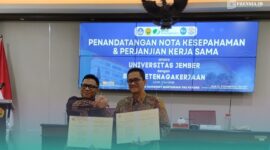 Direktur Utama BPJS Ketenagakerjaan, Saiful Hidayat (kiri) dan Rektor UNEJ, Iwan Taruna (kanan), di Aula Lantai 3 Gedung Rektorat (Foto: Fadli/Frensia). 