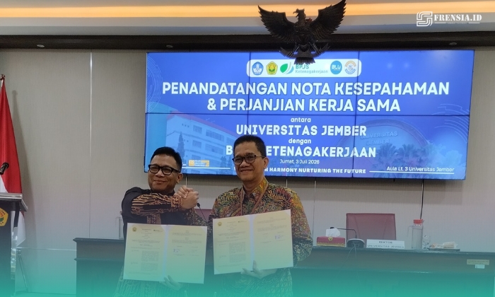 Direktur Utama BPJS Ketenagakerjaan, Saiful Hidayat (kiri) dan Rektor UNEJ, Iwan Taruna (kanan), di Aula Lantai 3 Gedung Rektorat (Foto: Fadli/Frensia). 