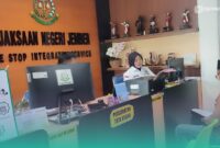 Warga Desa Rowo Indah, Kecamatan Ajung, Jember, saat mendatangi Kejaksaan Negeri (Kejari) Jember (Foto: Istimewa). 