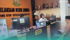Warga Desa Rowo Indah, Kecamatan Ajung, Jember, saat mendatangi Kejaksaan Negeri (Kejari) Jember (Foto: Istimewa). 