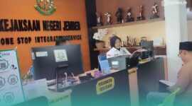 Warga Desa Rowo Indah, Kecamatan Ajung, Jember, saat mendatangi Kejaksaan Negeri (Kejari) Jember (Foto: Istimewa). 