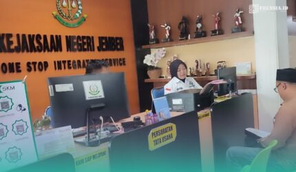 Warga Desa Rowo Indah, Kecamatan Ajung, Jember, saat mendatangi Kejaksaan Negeri (Kejari) Jember (Foto: Istimewa).
