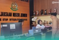 Warga Desa Rowo Indah, Kecamatan Ajung, Jember, saat melaporkan kasus dugaan korupsi dana desa pada Kejaksaan Negeri (Kejari) Jember (Foto: Istimewa). 