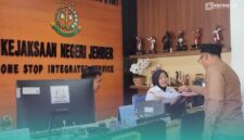 Warga Desa Rowo Indah, Kecamatan Ajung, Jember, saat melaporkan kasus dugaan korupsi dana desa pada Kejaksaan Negeri (Kejari) Jember (Foto: Istimewa). 