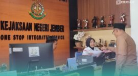 Warga Desa Rowo Indah, Kecamatan Ajung, Jember, saat melaporkan kasus dugaan korupsi dana desa pada Kejaksaan Negeri (Kejari) Jember (Foto: Istimewa). 
