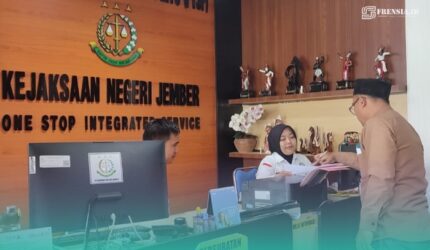 Warga Desa Rowo Indah, Kecamatan Ajung, Jember, saat melaporkan dugaan kasus dana desa pada Kejaksaan Negeri (Kejari) Jember (Foto: Istimewa).