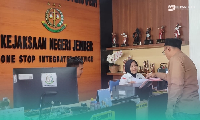 Warga Desa Rowo Indah, Kecamatan Ajung, Jember, saat melaporkan kasus dugaan korupsi dana desa pada Kejaksaan Negeri (Kejari) Jember (Foto: Istimewa). 