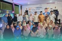 Anggota DPRD Jawa Timur Fraksi Gerindra, Drs. H. Satib saat menggelar aksi sosial menyantuni puluhan anak yatim piatu dan kaum dhuafa (Foto: Istimewa). 