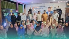 Anggota DPRD Jawa Timur Fraksi Gerindra, Drs. H. Satib saat menggelar aksi sosial menyantuni puluhan anak yatim piatu dan kaum dhuafa (Foto: Istimewa). 